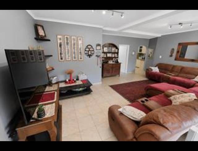 5 BEDROOM HOUSE FOR SALE IN SUIDERBERG